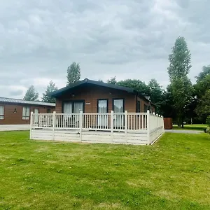 lakeside-view-lodge-with-hot-tub.yorkshirehotels.net/